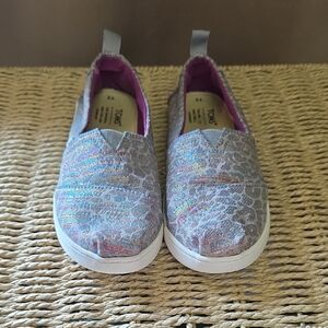 TOMS Kids Iridescent Silver Slip-On Sneakers with Pink Lining